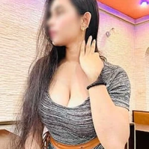 Pooja – Mature Housewife Escort in Pune