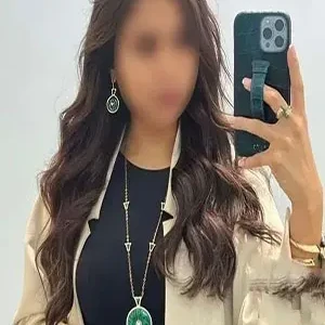 Five images and a WhatsApp number of vile Parle call girls